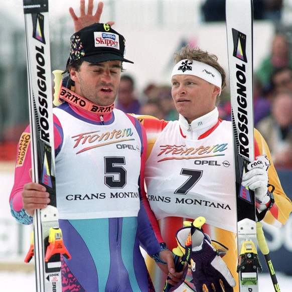 Die beiden dominierenden Skifahrer der Saison 91/92, der Italiener Alberto Tomba (links) und der Schweizer Paul Accola erlauben sich ein Spaesschen fuer die Fotografen, aufgenommen Ende Maerz 1992 bei ...
