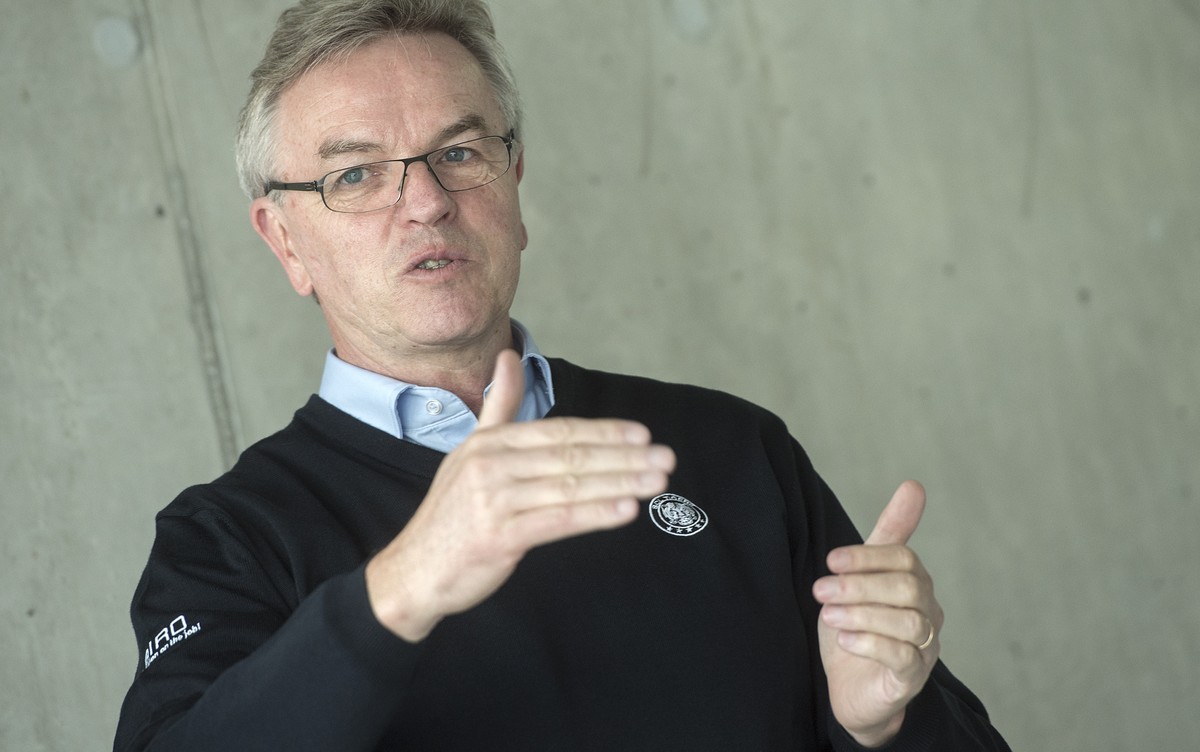 Peter Jakob, Verwaltungsratspraesident der SCL Tigers, waehrend der Vorsaison-Pressekonferenz, am Sonntag, 6. September 2015, in der Ilfishalle in Langnau. (KEYSTONE/Marcel Bieri)