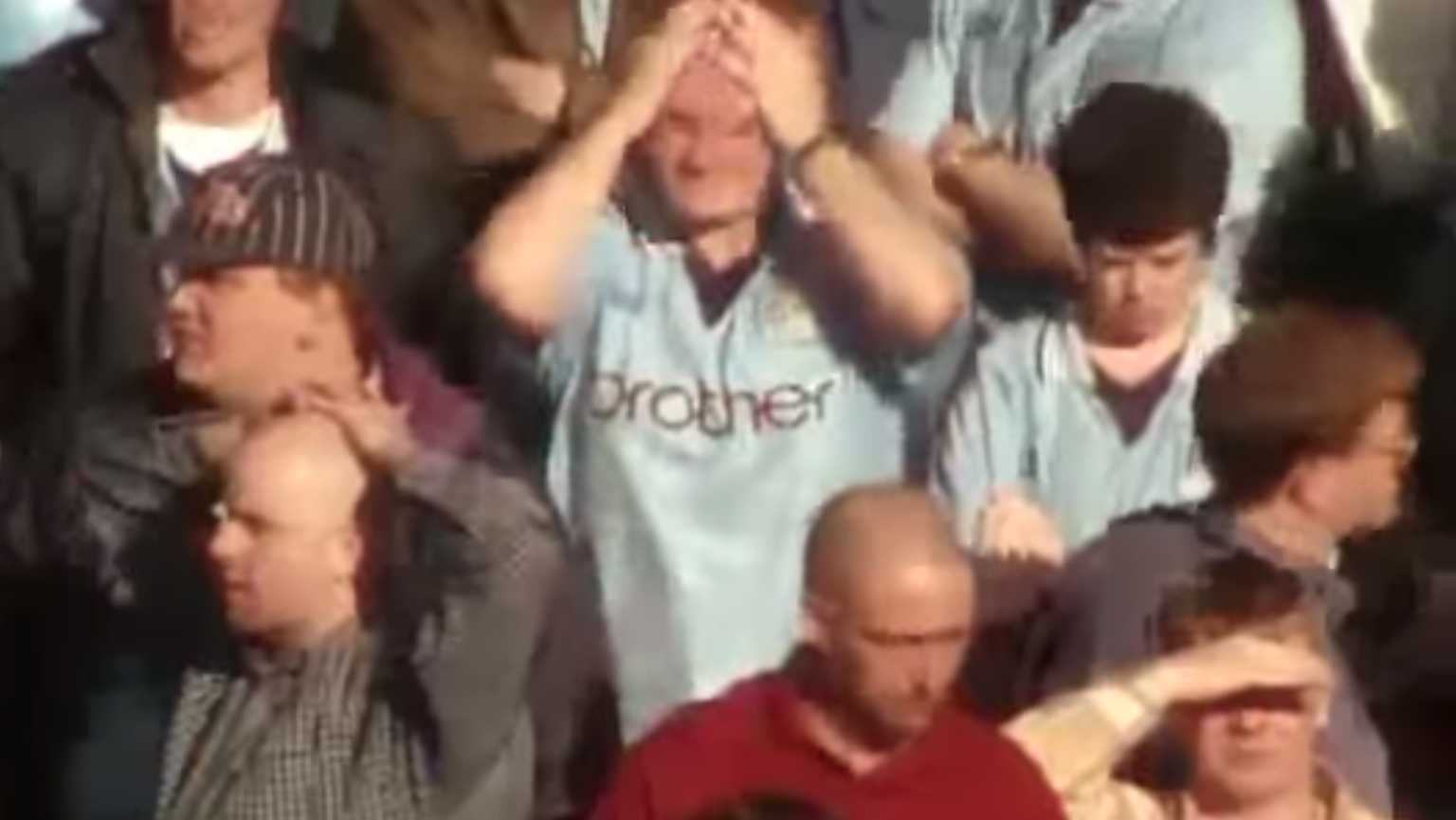 In den 1990er-Jahren haben die Fans von Manchester City noch ganz andere Sorgen, als dass ihr Team die Champions League nicht gewinnen kann.