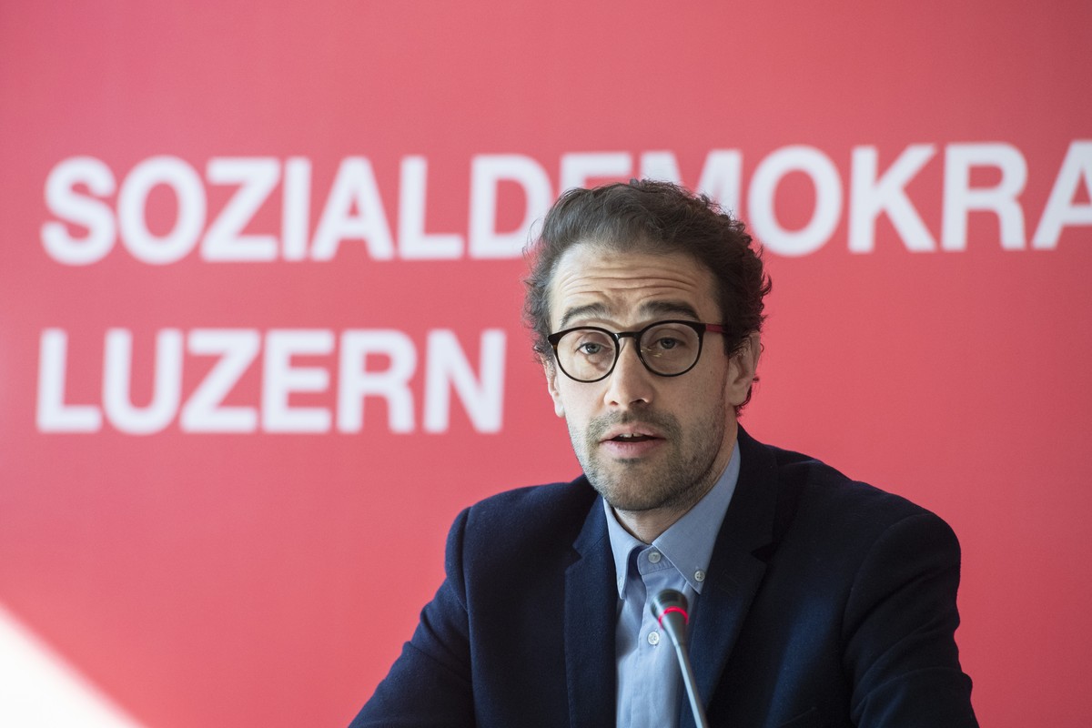 Der Praesident der SP Luzern, David Roth, anlaesslich der Praesentation der Kandidatur der SP Luzern fuer den Regierungsrat an den Luzerner Regierungsratswahlen 2023 vom Mittwoch, 9. Maerz 2022 in Luz ...