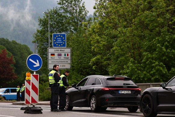 epa12082894 German police officers work at a checkpoint near the border with Austria, in Oberaudorf, Germany, 08 May 2025. The new German interior minister said the country will increase controls alon ...