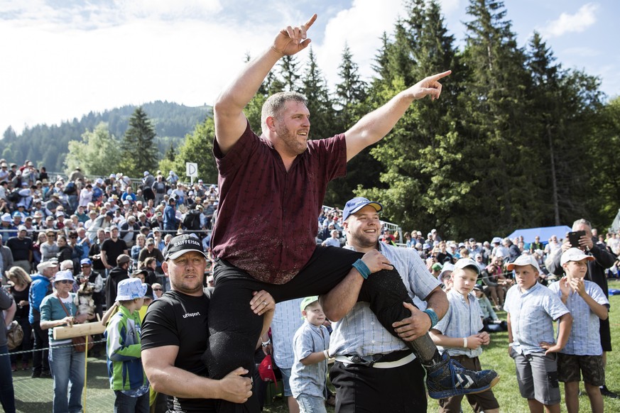 Christian Stucki feiert seinen Sieg beim Bergkranzfest Schwarzsee Schwinget, am Sonntag, 24. Juni 2018, in Schwarzsee. (KEYSTONE/Peter Schneider)