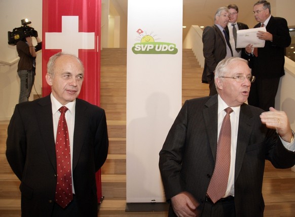 Alt Bundesrat Christoph Blocher, rechts, spricht an der Seite von Nationalrat Ueli Maurer, an einer Medienkonferenz nach der SVP-Fraktionssitzung, am Donnerstag, 27. November 2008 in Niederbuchsiten.  ...