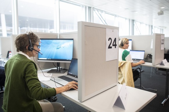 Eine Frau arbeitet in ihrem abgetrennten Arbeitsplatz fuer das Contact Tracing im Kanton Zuerich, aufgenommen am Freitag, 8. Mai 2020 in Zuerich. (KEYSTONE/Ennio Leanza)