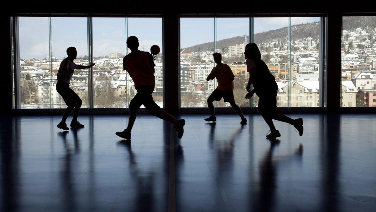 Schueler der Technischen Berufsschule Zuerich TBZ spielen im Sportunterricht am 7. Maerz 2006 Handball. Die Fensterfront der Halle gibt den Blick auf die Stadt frei. Die Abteilungen Automobiltechnik,  ...
