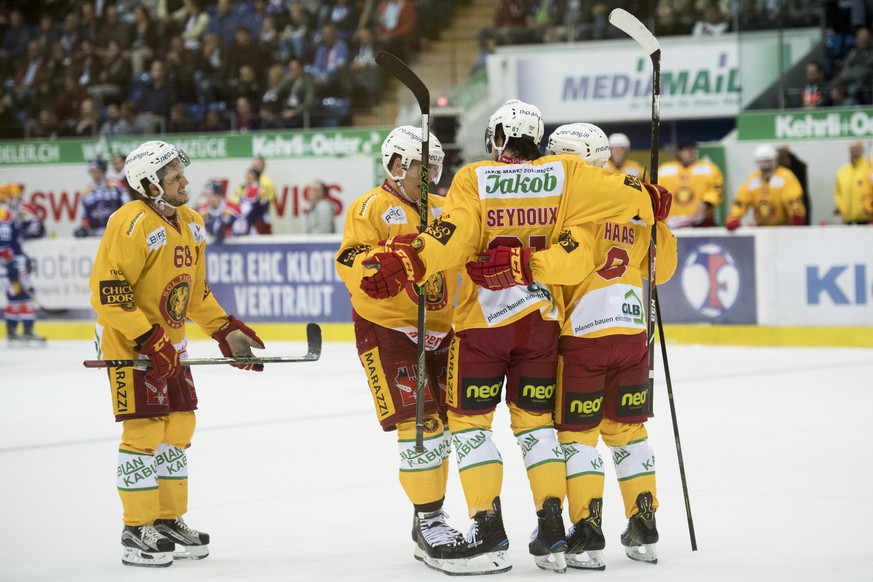 Die Tigers Spieler jubeln beim Eishockeyspiel der Nationalleague A EHC Kloten gegen SCL Tigers in der Swiss Arena, aufgenommen am Samstag, 1. Oktober 2016 in Kloten. (KEYSTONE/Ennio Leanza)