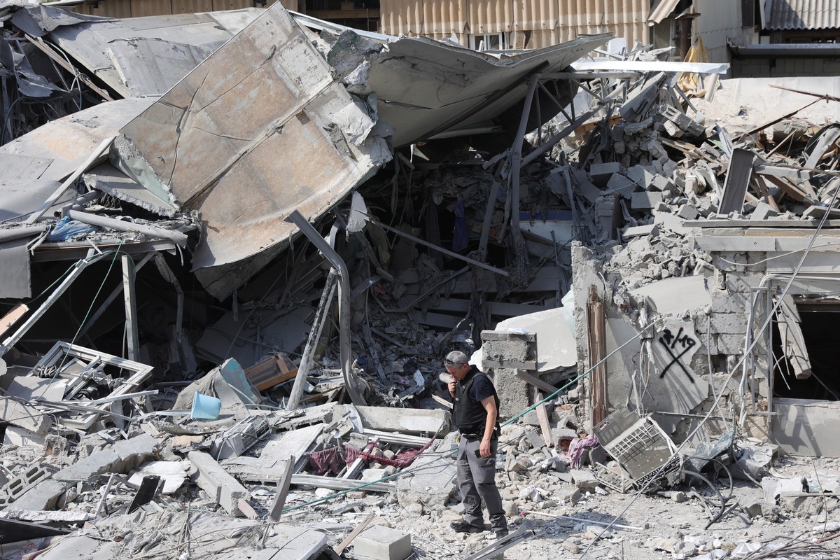 epa10906897 Police at the scene of a destroyed building in Tel Aviv, Israel, 08 October 2023, following overnight Hamas rocket attacks. Rocket barrages were launched from the Gaza Strip as of early 07 ...