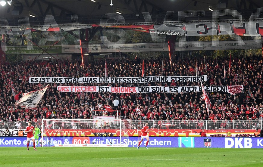 Fussball, Herren, Saison 2023/2024, 1. Bundesliga 10. Spieltag, 1. FC Union Berlin - Eintracht Frankfurt, Fans von Union mit Transparent: Uns ist egal, was die Presseschweine schreiben. Urs Fischer is ...