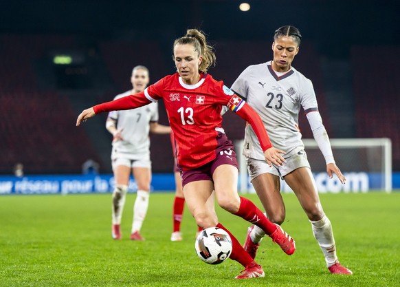 epa11913846 Switzerland&#039;s Lia Waelti (L) and Iceland&#039;s Sveindis Jonsdottir in action during the UEFA Women&#039;s Nations League match Switzerland against Iceland, in Zurich, Switzerland, 21 ...