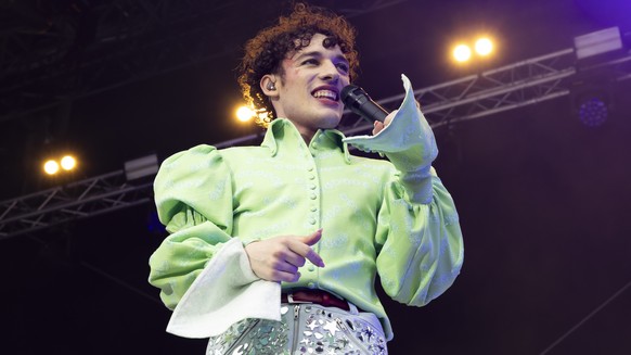 epa11513243 Swiss singer and 2024 Eurovision Song Contest winner Nemo performs at the Lakelive Festival in Biel, Switzerland, 31 July 2024. EPA/PETER KLAUNZER EDITORIAL USE ONLY EDITORIAL USE ONLY