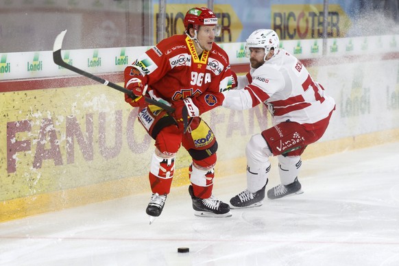 Biels Damien Brunner, links, und Lausannes Joel Genazzi in Aktion, im Eishockey Meisterschaftsspiel der National League zwischen EHC Biel und Lausanne HC, am Freitag, 4. Maerz 2022, in der Tissot Aren ...