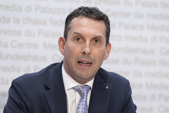 Nationalrat Michael Goette, SVP-SG, spricht an einer Medienkonferenz zur eigenen Staerke und Schutz der Neutraltaet der Schweiz, am Mittwoch, 6. August 2025, in Bern. (KEYSTONE/Peter Schneider)