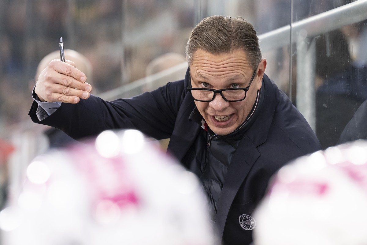 SCB Cheftrainer Jussi Tapola spricht spricht mit seinen Spielern, beim Eishockey Meisterschaftsspiel der National League zwischen dem EHC Biel und dem SC Bern, am Freitag, 8. Dezember 2023, in der Tis ...
