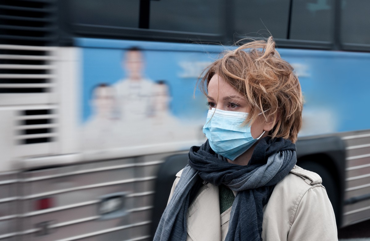 Frau mit Hygiene-Maske auf der Strasse.