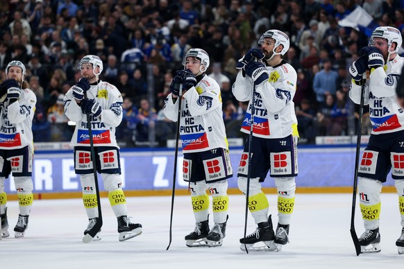 Lange Gesichter bei Ambri Piotta nach Spielschluss waehrend der Meisterschaftspartie der National League zwischen dem EV Zug und dem HC Ambri Piotta, am Samstag, den 28. Februar 2026, in der OYM hall  ...
