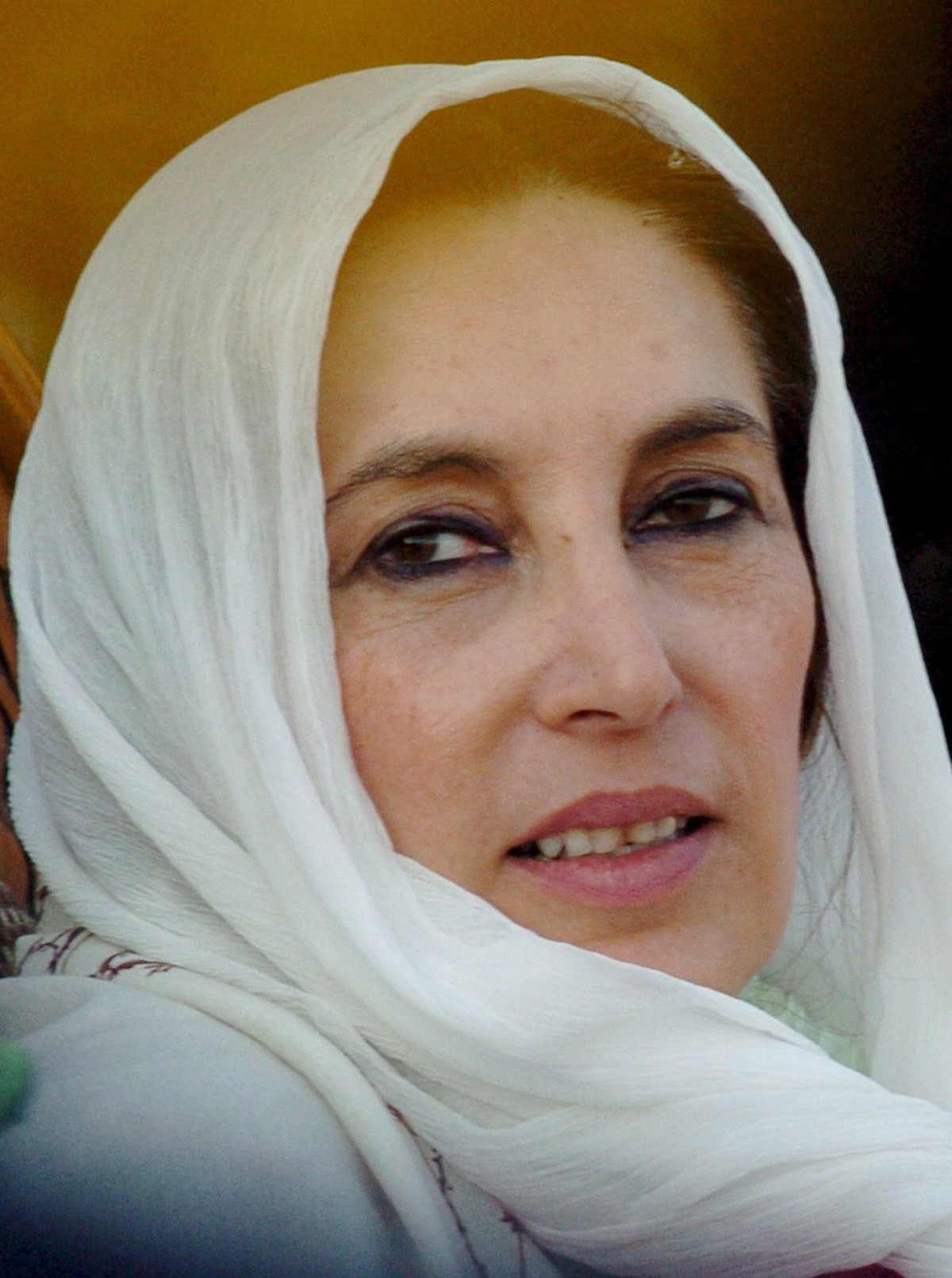 epa01209235 Benazir Bhutto, two-time former prime minister and chairperson of opposition Pakistan People Party (PPP) gazes towards a crowd of thousands of supporters at a campaign rally minutes before ...