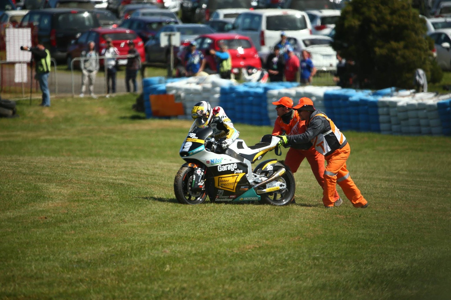 Tom Lüthi nach seinem Fahrfehler im Gras.