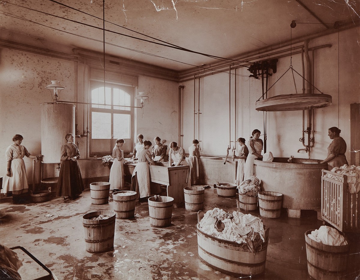 Wer mit seinem Verhalten nicht ins gängige Gesellschaftsbild passt, wird um 1900 leicht Opfer behördlicher Disziplinierungsmassnahmen. Jugendliche werden in Erziehungsanstalten, beispielsweise in dies ...