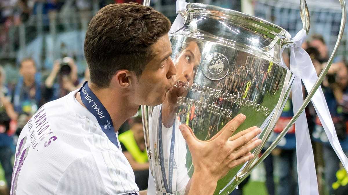 28. Mai 2016: Mailand, Giuseppe Meazza Stadion: Fussball UEFA Champions League, Finale: Real Madrid - Atletico Madrid: Reals Cristiano Ronaldo kuesst nach dem Sieg den Pokal.

28 May 2016 Milan Gius ...