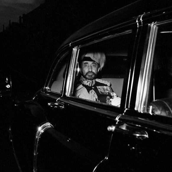 Der äthiopische Kaiser Haile Selassie besucht Ende November 1954 Bern, Zürich, Baden und Genf. In den internationalen Gazetten wird Haile Selassie wie ein Politstar gefeiert. Das Interesse am hohen Be ...