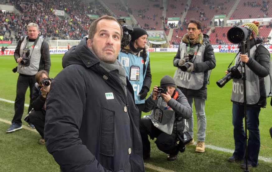 epa05679596 Coach Manuel Baum (Augsburg) surrounded by photographers at the German Bundesliga football match between FC Augsburg and Bor. Moenchengladbach at the WWK-Arena in Augsburg, Germany, 17 Dec ...