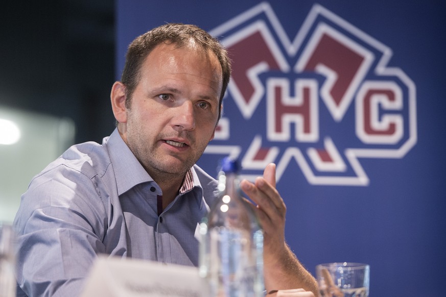 Martin Steinegger, Sportchef, spricht waehrend der Vorsaison-MK des EHC Biel, am Montag, 24. August 2015, in der Tissot Arena in Biel. (KEYSTONE/Marcel Bieri)