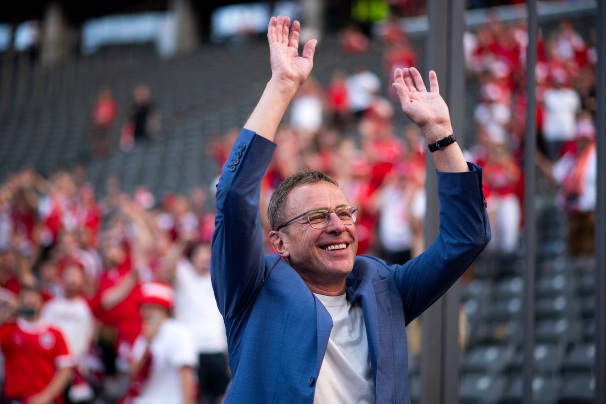 Ralf Rangnick Oesterreich, Trainer jubelt mit den Fans ueber den Sieg und Einzug in das Achtelfinale als Gruppensieger, GER, Netherlands NED vs Austria AUT, Fussball Europameisterschaft, UEFA EURO, EM ...