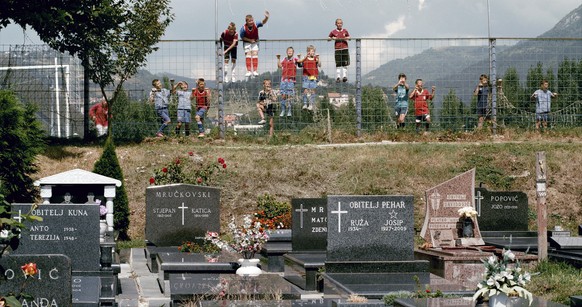 Fussball macht auch vor dem Friedhof nicht halt.