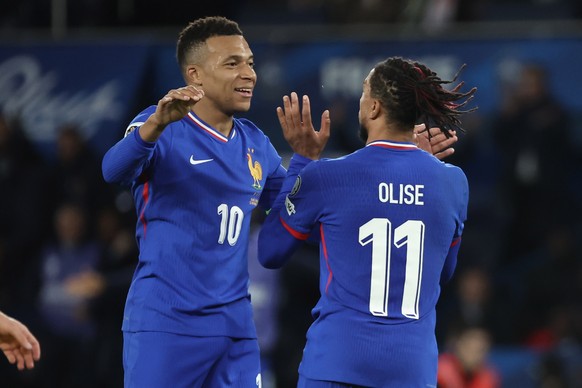 epa12524398 Frances Michael Olise (R) celebrates with Frances Kylian Mbappe (L) after scoring the 2-0 goal during the 2026 FIFA World Cup European Qualifiers Group D soccer match between France and  ...