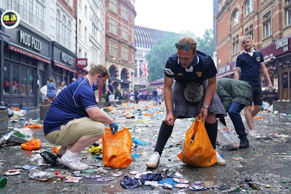 England v Scotland - UEFA EURO, EM, Europameisterschaft,Fussball 2020 - Group D - Wembley Stadium Scotland fans clean up litter in Irving Street near Leicester Square, London, ahead of the UEFA Euro 2020 Group D match between England and Scotland. Picture date: Friday June 18, 2021. PUBLICATIONxINxGERxSUIxAUTxONLY Copyright: xKirstyxO Connorx 60435173 