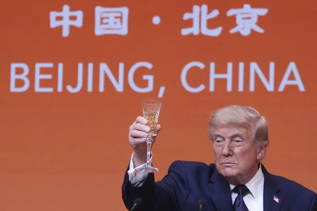 President Donald Trump proposes a toast during a state dinner with China's President Xi Jinping at the Great Hall of the People on Thursday May 14, 2026, in Beijing. (AP Photo/Mark Schiefelbein)
 ...