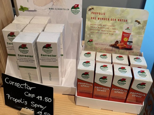 So werden die Elixavita-Produkte in Post-Filialen beworben. Auf der Kartonbox-, in der sich die Artikel befinden, ist das Schweizerkreuz auf dem Firmenlogo zu sehen. Auf den einzelnen Verpackungen nic ...