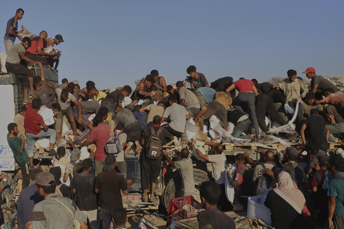 KEYPIX - Palestinians struggle to get food and humanitarian aid from the back of a truck as it moves along the Morag corridor near Rafah, in the southern Gaza Strip, Monday, Aug. 4, 2025. (KEYSTONE/AP ...