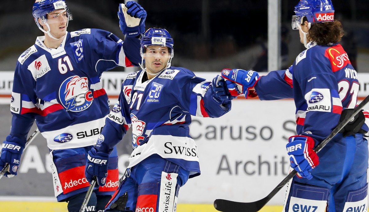 Torjubel der ZSC Lions nach dem 1:0 durch ZSC Roman Wick (rechts) und ZSC Inti Pestoni (Mitte) waehrend dem Eishockey-Meisterschaftsspiel der National League zwischen den ZSC Lions und dem HC Ambri Pi ...