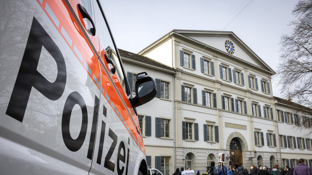 Ein Fahrzeug der Polizei waehrend einer Solidaritaetskundgebung vor vor dem Prozess am Zuercher Obergericht, am Donnerstag, 15. Februar 2024 in Zuerich. Am heutigen Donnerstag stehen drei Zuercher Sta ...