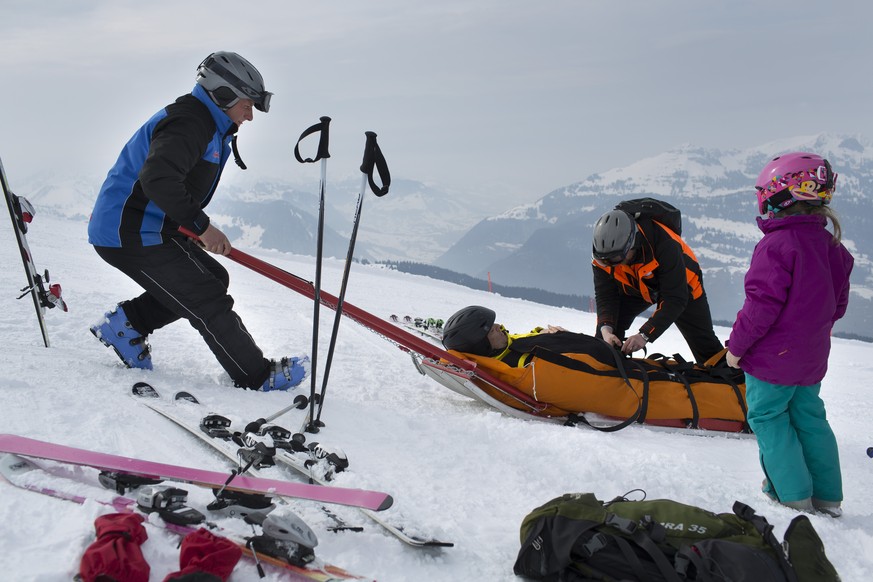 Ein Skiunfall auf die Piste der Chaeserrugg, Alt St. Johann, aufgenommen am 23. Maerz 2013. (KEYSTONE/Gaetan Bally)
