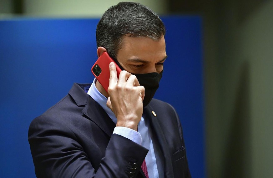 Ministerpräsident Pedro Sánchez mit iPhone am Ohr.