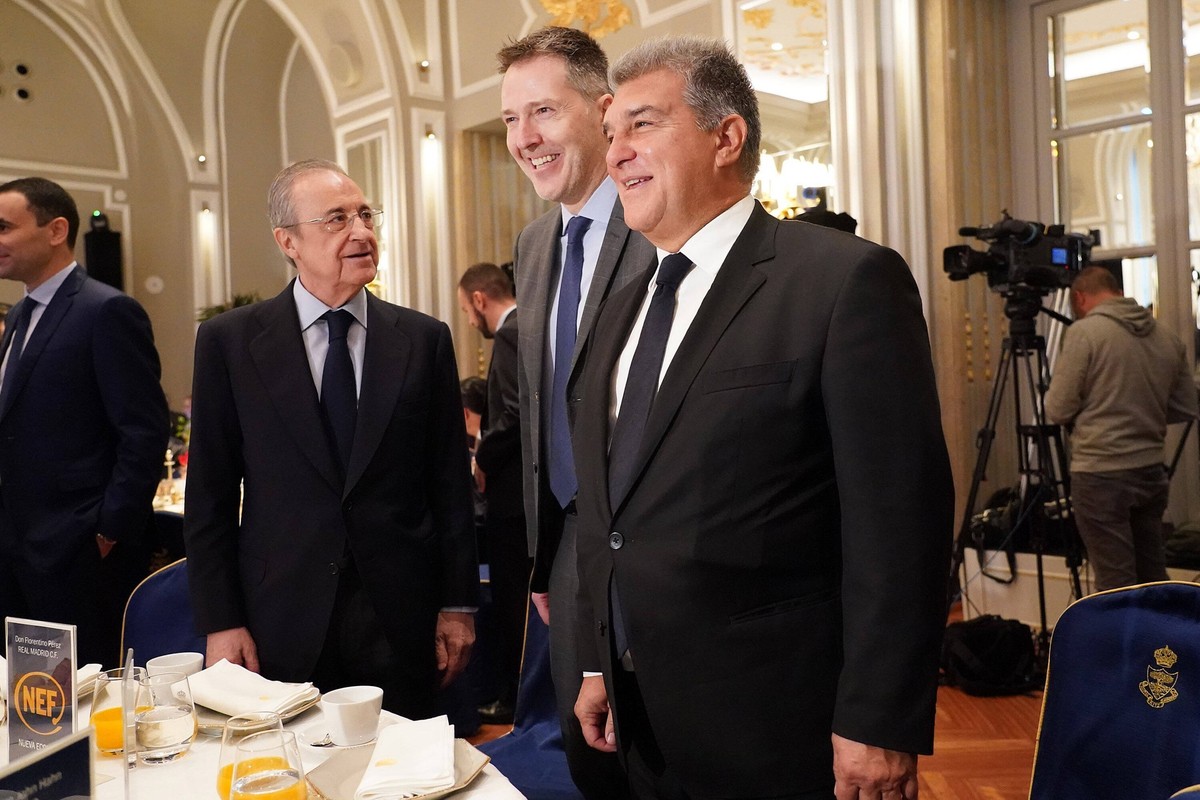 Real Madrid s President Florentino Perez l, FC Barcelona, Barca s President Joan Laporta r and Bernd Reichart, CEO of A22 Sports Management, the promoter of the Super League during the informative bre ...
