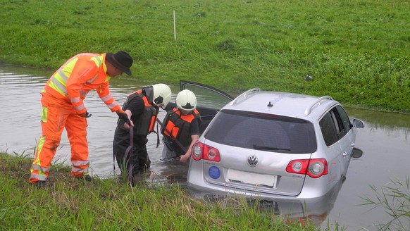 Auto landet nach Ausweichmanöver in Tuggen im Linth-Nebenkanal