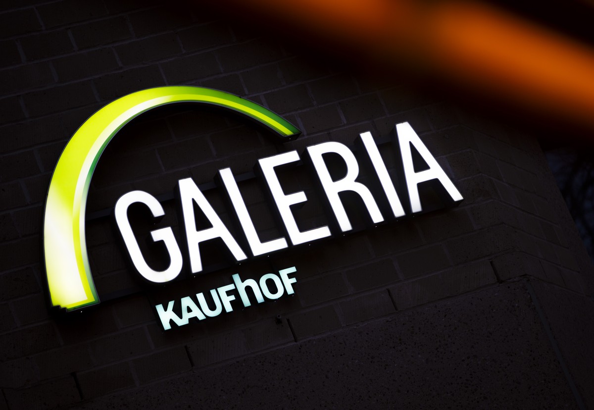 ARCHIV - 30.11.2023, Nordrhein-Westfalen, Bonn: Blick auf das Logo des Kaufhaus Galeria Kaufhof in der Innenstadt. Die Warenhauskette Galeria Karstadt Kaufhof hat beim Amtsgericht Essen einen Insolven ...
