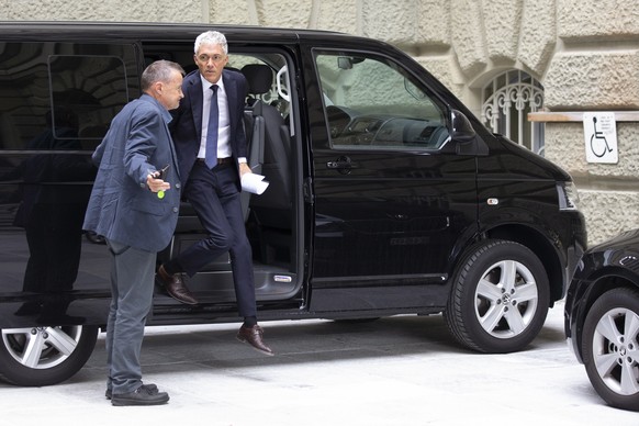 Bundesanwalt Michael Lauber steigt beim Seiteneingang des Bundeshauses aus einem Bus, am Dienstag, 24. September 2019 in Bern. Bundesanwalt Lauber erscheint zu einer Anhoerung bei der Fraktion der SP. ...