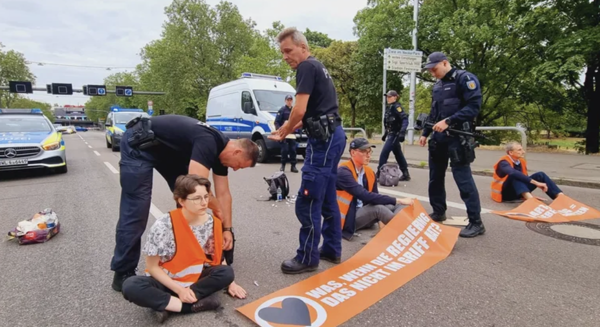 Protest in Stuttgart: Aktivisten der letzten Generation, blockieren am Vormittag die Zufahrt zur Hauptversammlung von Porsche.
