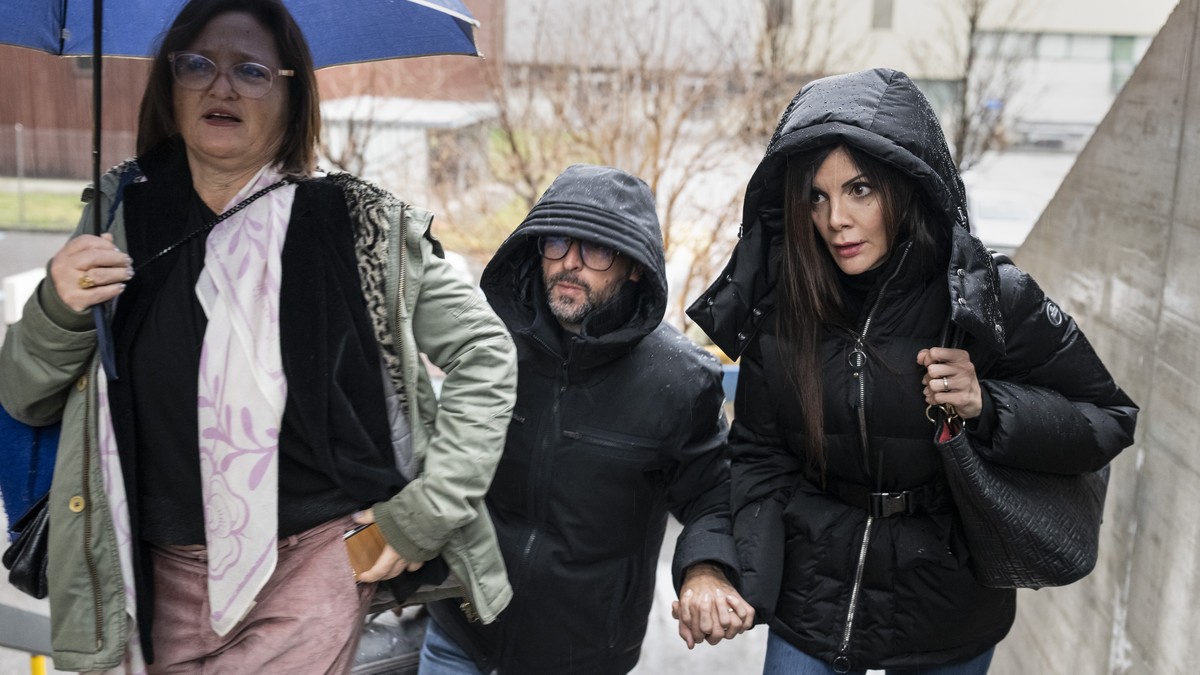 epa12730080 The owners of "Le Constellation" bar in Crans-Montana, Jacques (C) and Jessica Moretti (R) of France, with their lawyer Yael Hayat, walk to their hearing before the public prosec ...