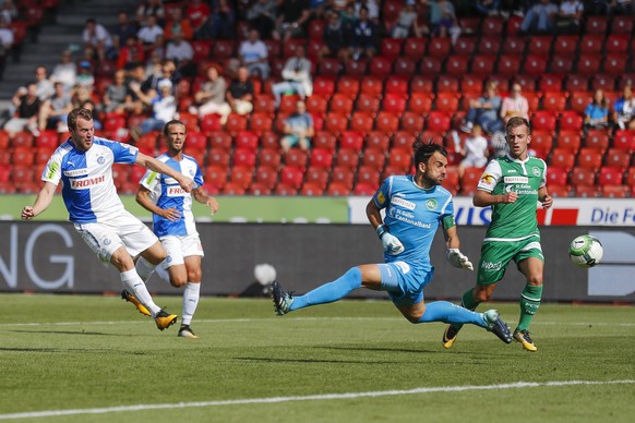 Grasshopper Runar Mar Sigurjonsson vergibt eine grosse Moeglichkeit gegen St. Galler Torhueter Daniel Lopar beim Super League Fussballspiel zwischen dem Grasshopper Club Zuerich und dem FC St. Gallen  ...