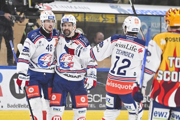 Dean Kukan (ZSC), links, bejubelt sein 2-6 mit Team beim sechsten Eishockey Playoff Halbfinalspiel der National League zwischen dem HC Davos, HCD, und den ZSC Lions, ZSC, am Donnerstag, 10 April 2025, ...