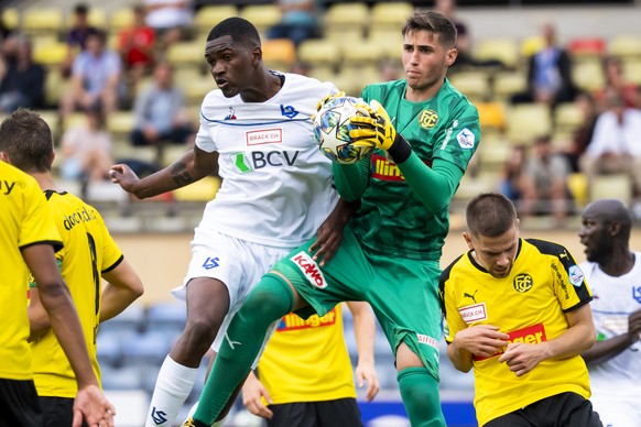 Le defenseur lausannois Elton Monteiro, gauche, lutte pour le ballon avec le gardien schaffhousois Amir Saipi, droite, lors de la rencontre de football du Championnat Suisse de Challenge League entre le FC Lausanne-Sport, LS, et le FC Schaffhausen vendredi 10 juillet 2020 au stade olympique de la Pontaise a Lausanne. (KEYSTONE/Jean-Christophe Bott)