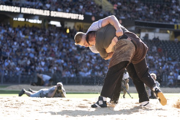 Michael Ledermann aus Mamishaus (im helles blaues Hemd) kaempft gegen Hugo Schlaefli aus Posieux, fotografiert am Sonntag, 5. Juli 2026 im Wankdorf Stadion in Bern. (KEYSTONE/Gaetan Bally)
