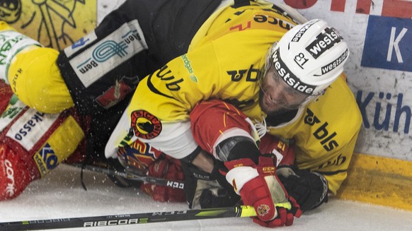 Biels Anssi Salmela, unten,im Duell mit Berns Thomas Ruefenacht im sechsten Eishockey Playoff-Halbfinalspiel der National League zwischen dem EHC Biel und dem SC Bern, am Samstag, 6. April 2019, in de ...