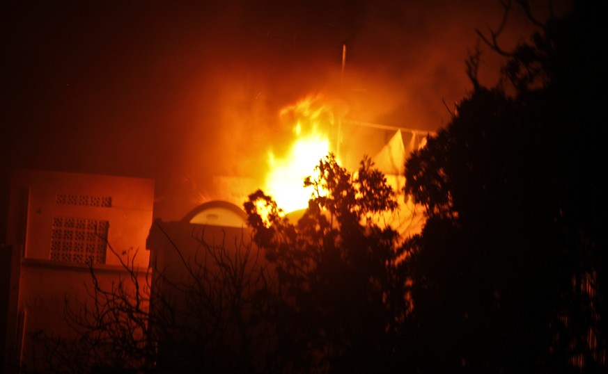 Auch Stunden nach dem Anschlag loderten noch Flammen am Ort des Anschlags.