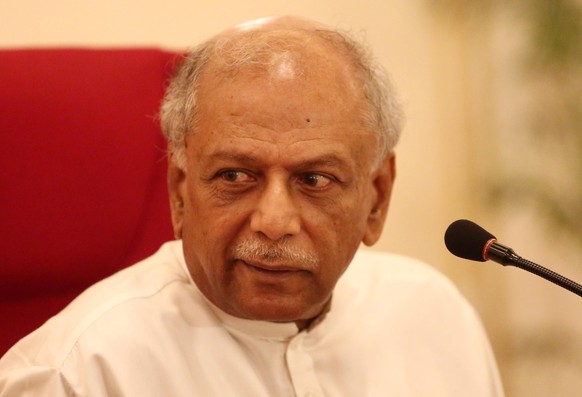 Bildungsminister Dinesh Gunawardena gab den geschlossenen Rücktritt aller Minister bekannt.